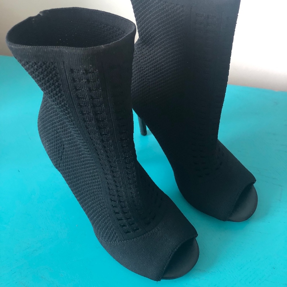 Black stilettos/ heels - stretch booty size 6